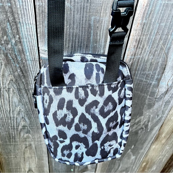 NWOT Herschel Animal Print. Crossbody Bag - Picture 3 of 8